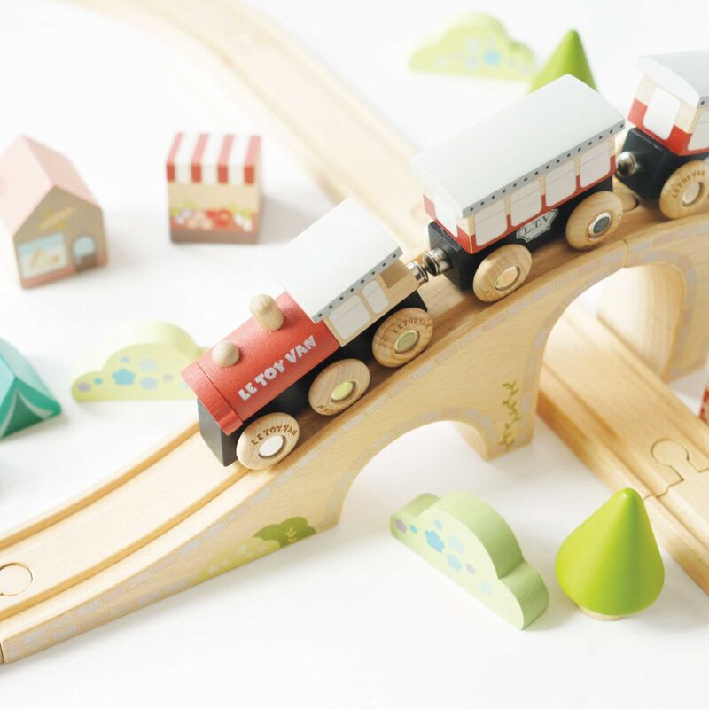 Figure of 8 Train Set - 40 Pieces - Le Toy Van