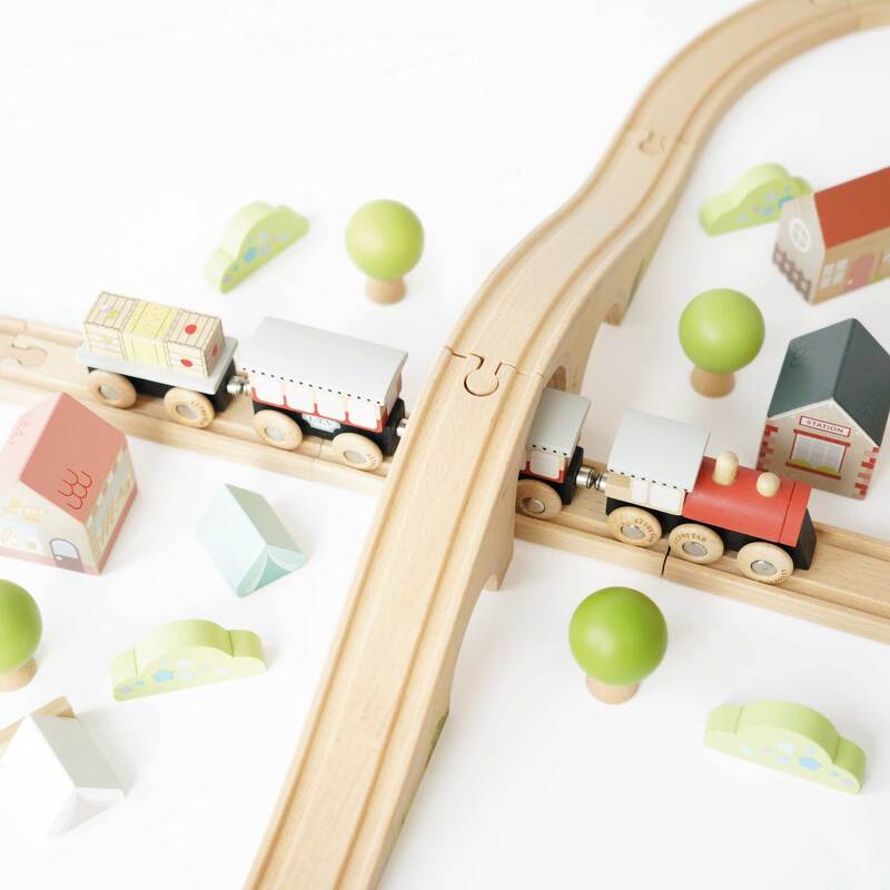 Figure of 8 Train Set - 40 Pieces - Le Toy Van