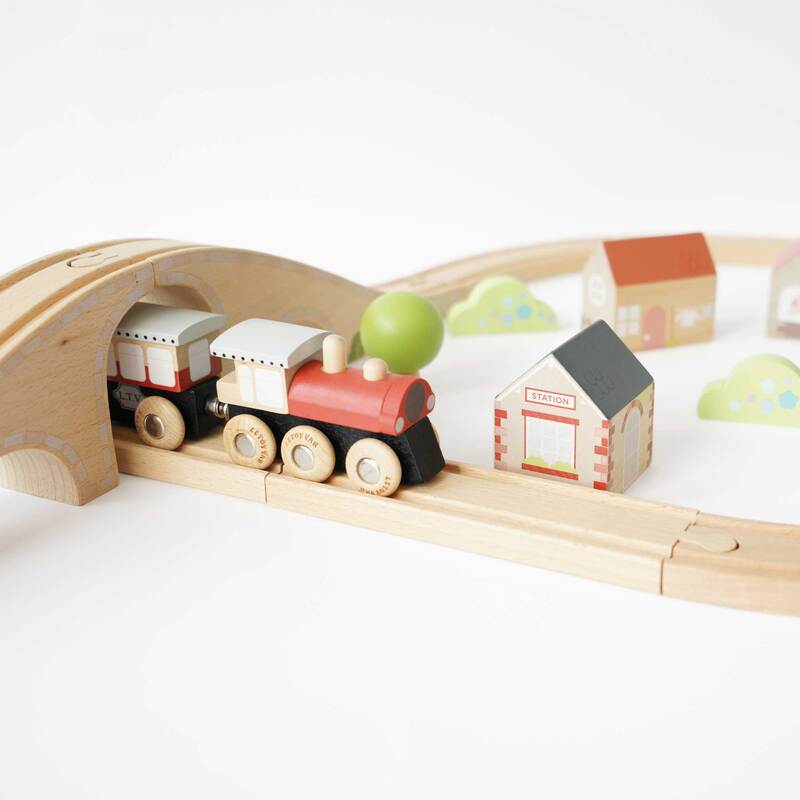 Figure of 8 Train Set - 40 Pieces - Le Toy Van