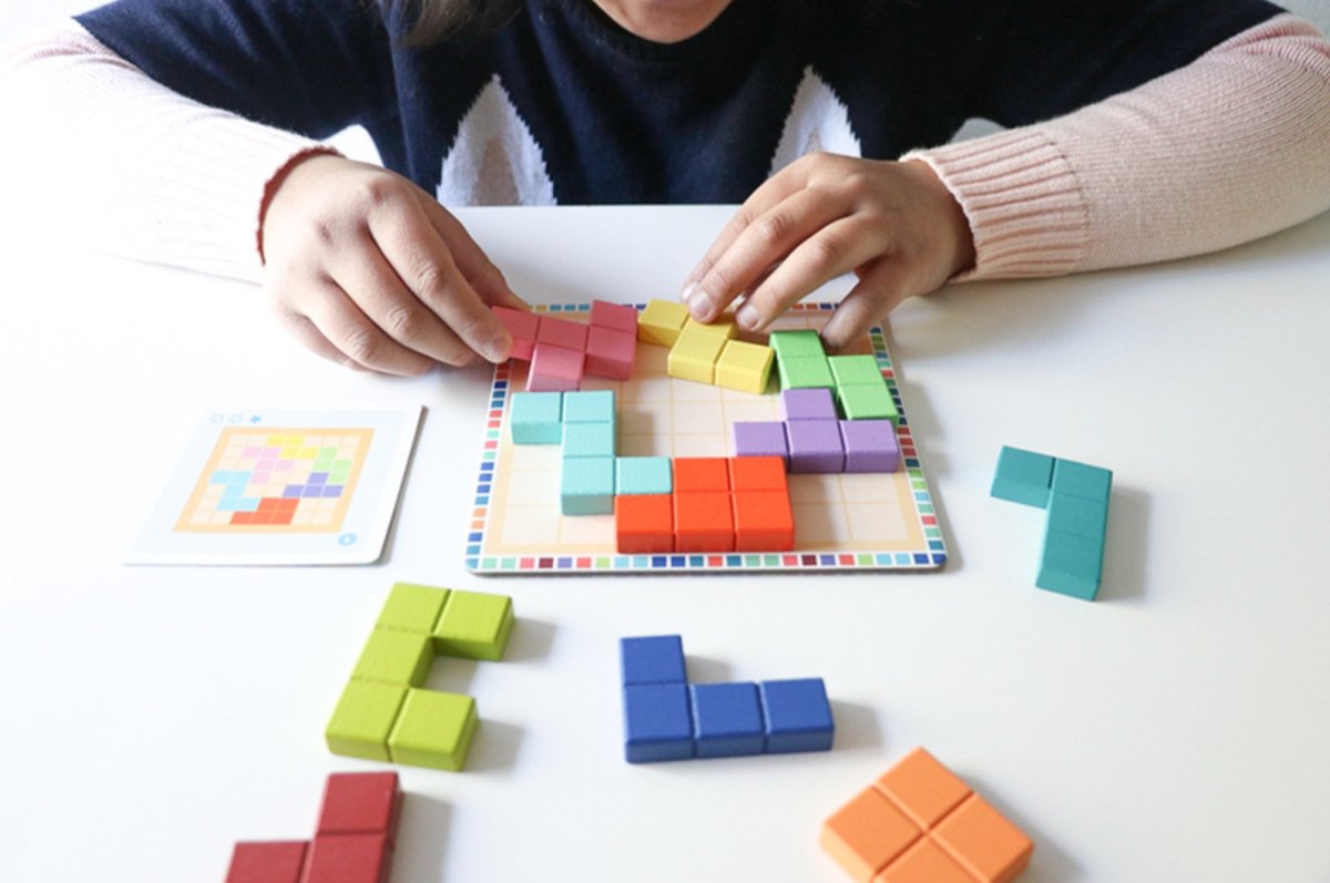Polyssimo Sologic Game with 30 challenges - Djeco