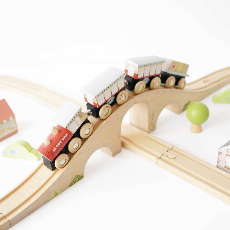 Figure of 8 Train Set - 40 Pieces - Le Toy Van