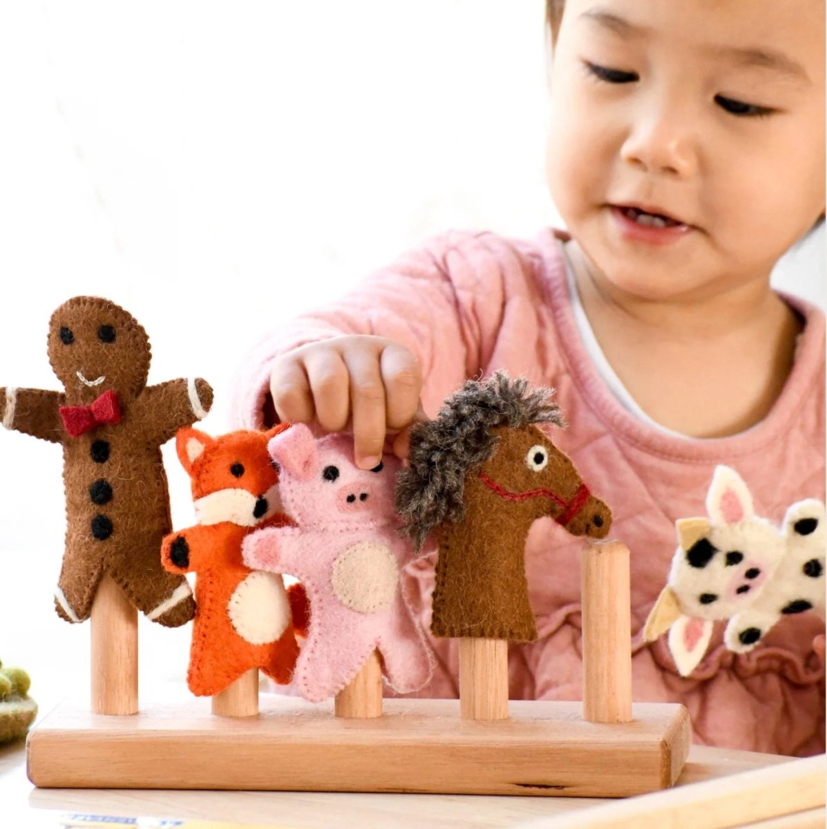 Tara Treasures | Gingerbread Man Story Finger Puppet Set